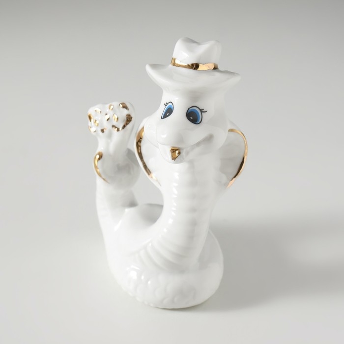 Сувенир керамика Сувенир керамика "Белая кобра с букетом и в шляпе" с золотом 3,5х5,5х9 см