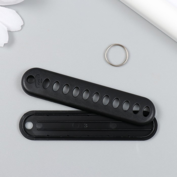 Брелок металл кожзам  Брелок металл кожзам "Ремешок с номерным знаком" красно-чёрный 12,5х4 см