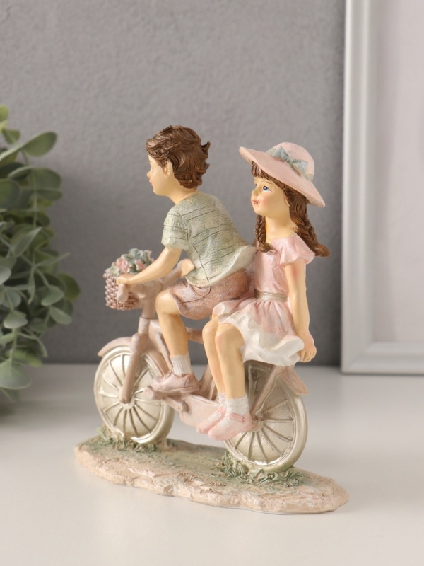 Сувенир полистоун  Сувенир полистоун "Дети - катание на велосипеде" розово-зелёный 14,5х7х16,5 см