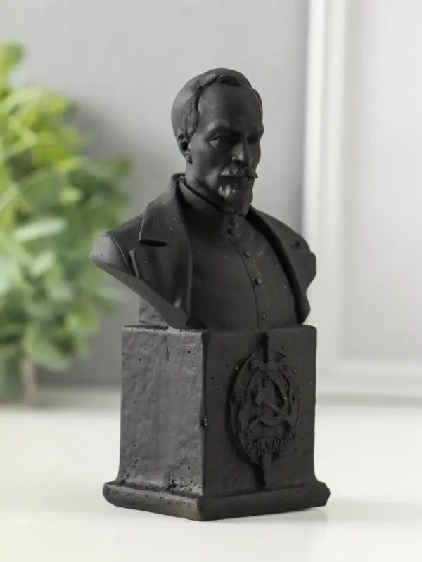 Бюст Дзержинского Ф.Э., гипс, 12&times;7.5&times;4 см, графит