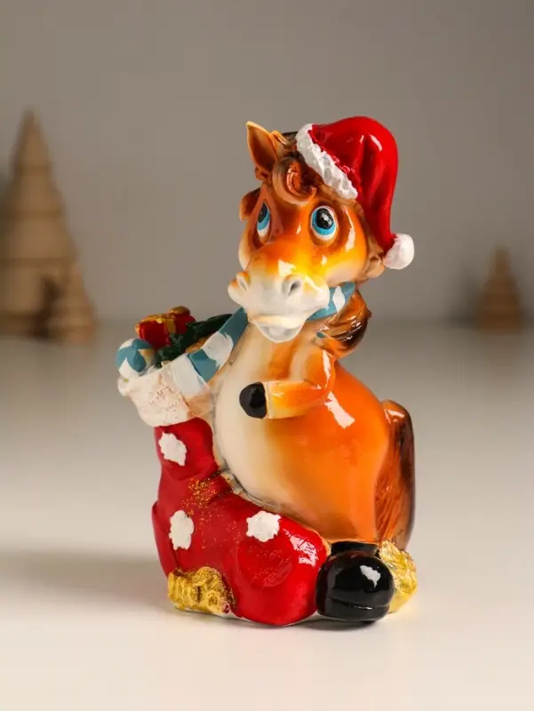 Копилка полистоун Копилка полистоун "Коняшка с носком с подарками, в колпаке" 9х5,8х12,5 см