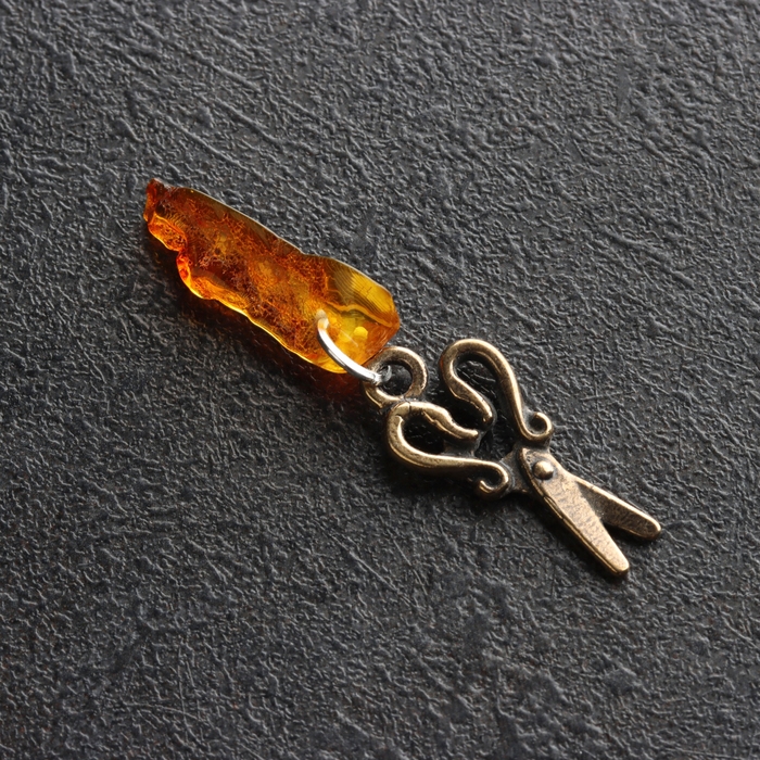 Брелок талисман  Брелок талисман "Ножницы", латунь, янтарь