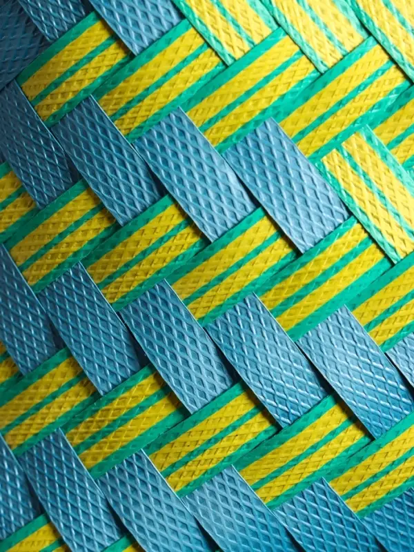 Сумка плетёная пластиковая 30х10х33 см, цв. сине-жёлтый Сумка плетёная пластиковая 30х10х33 см, цв. сине-жёлтый