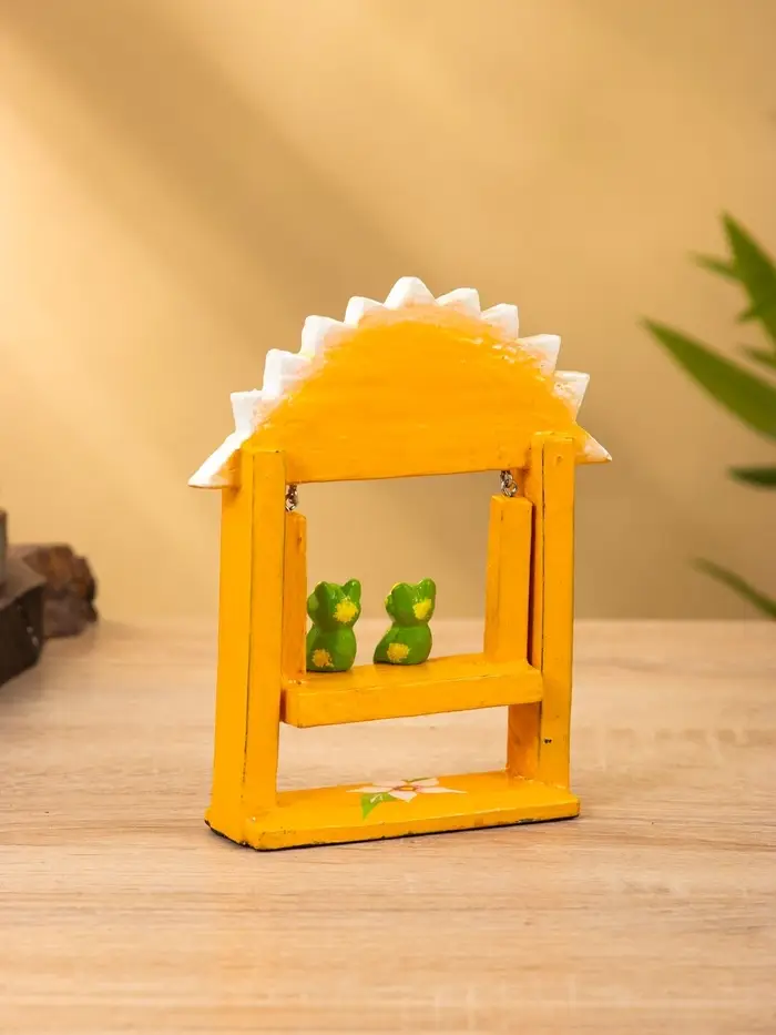 Сувенир "Лягушата на качелях" дерево 10х3,5х15 см, цв.  оранжевый Сувенир "Лягушата на качелях" дерево 10х3,5х15 см, цв.  оранжевый