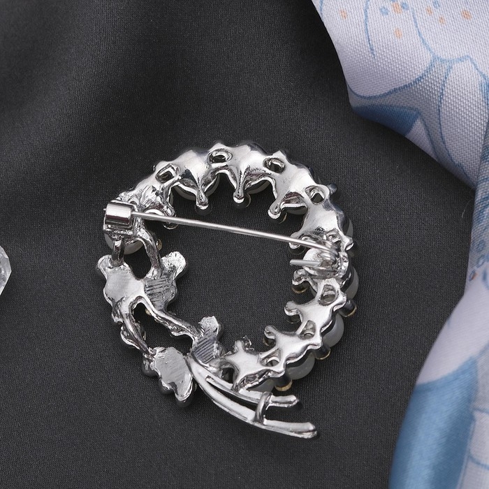 Брошь &laquo;Бабочки в жемчужном венке&raquo;, цвет белый в серебре