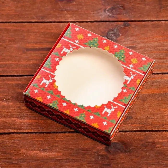 Подарочная коробка сборная с окном «Новогодний орнамент», 11.5×11.5×3 см