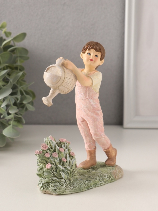 Сувенир полистоун  Сувенир полистоун "Малышка в комбинезоне, поливает из лейки цветы" 11,5х5х15 см