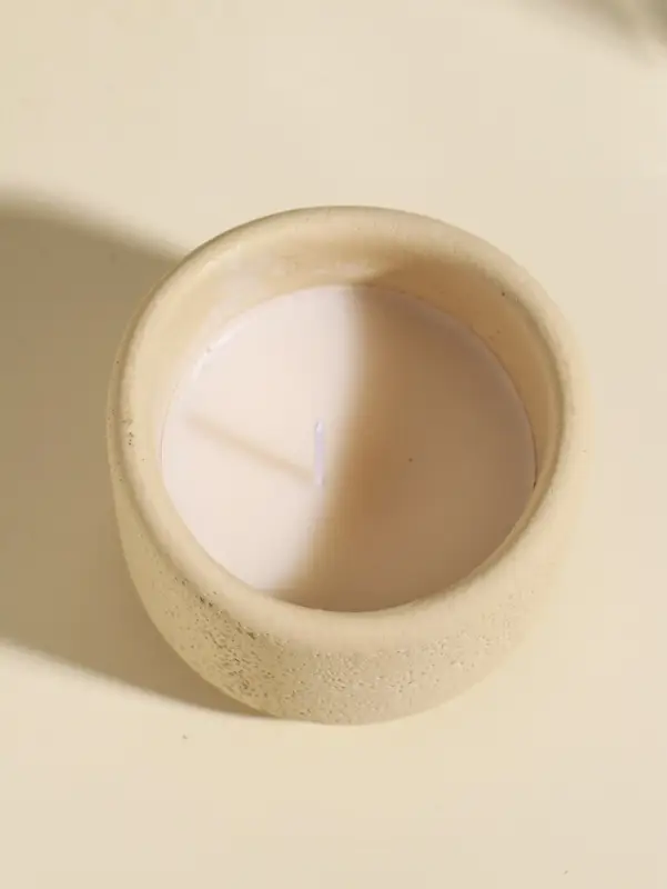 Свеча в подсвечнике вулканическом &laquo;Изгиб&raquo;, белая, 8.3&times;8.5&times;7 см