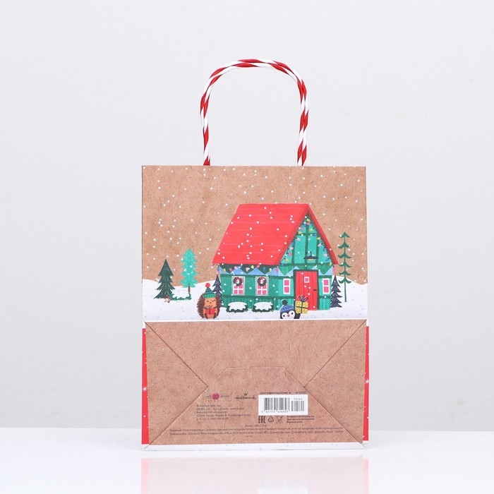 Новый год. Пакет бумажный подарочный новогодний крафт Новый год. Пакет бумажный подарочный новогодний крафт "Новогодний двор" 18 х 22,3 х 10 см.