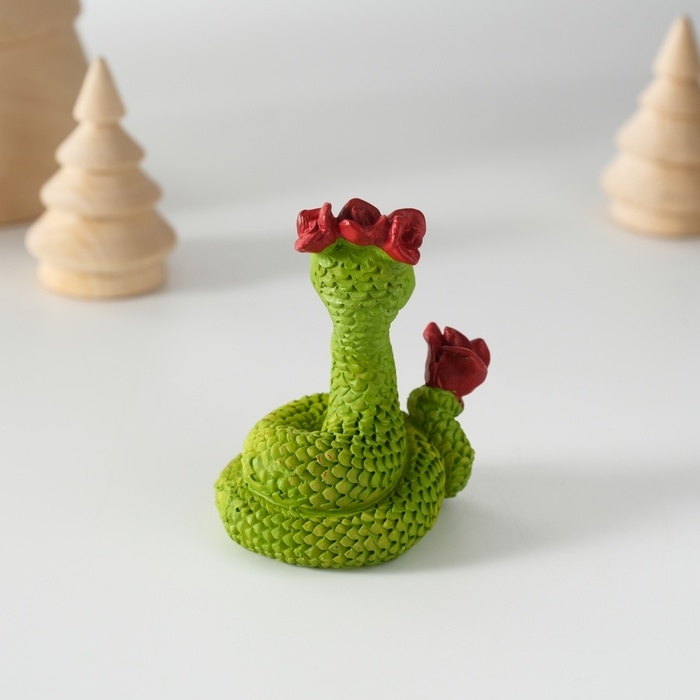 Сувенир полистоун Сувенир полистоун "Змейка с красными розами" 4,9х6 см