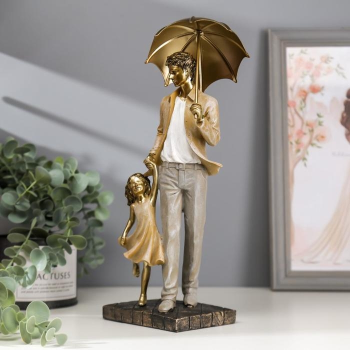 Сувенир полистоун  Сувенир полистоун "Папа с дочкой на прогулке под зонтом" бежевый 28х11х8 см