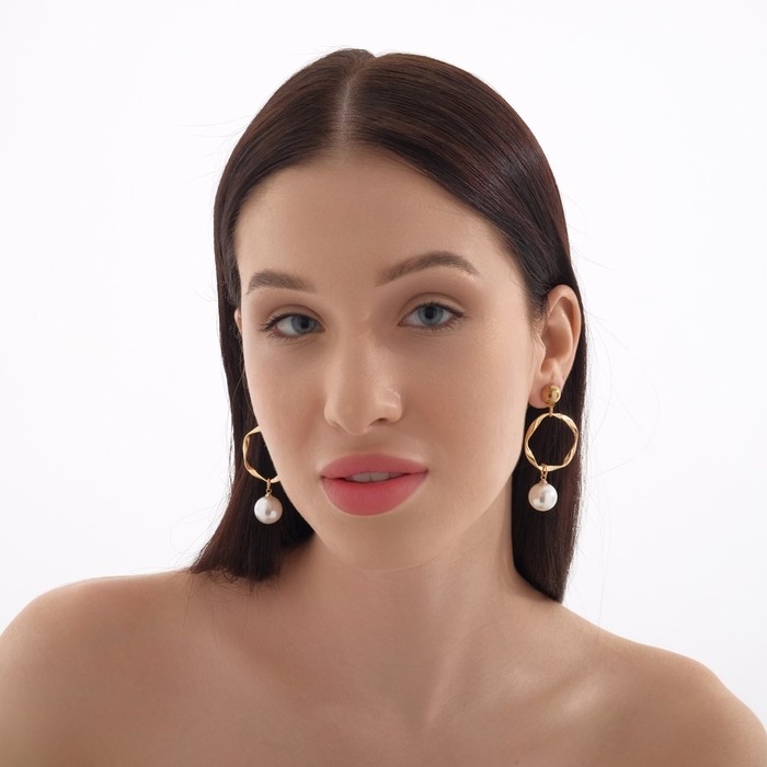 Серьги с жемчугом «Нежность» круг с бусиной, цвет белый в золоте Серьги с жемчугом «Нежность» круг с бусиной, цвет белый в золоте