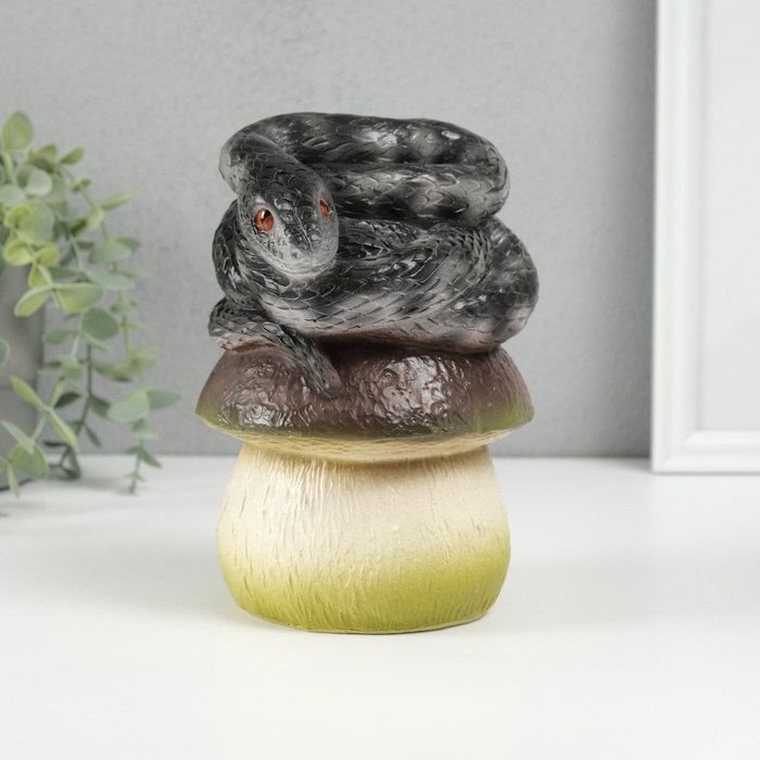 Новогодняя фигурка Новогодняя фигурка "Змейка на грибе" 12 х11 х 18 см, черно-серый