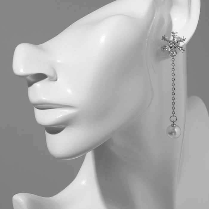 Новый год! Серьги с жемчугом «Снежинки», асимметрия, цвет белый в серебре Новый год! Серьги с жемчугом «Снежинки», асимметрия, цвет белый в серебре
