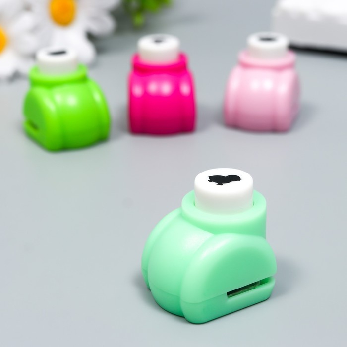 Набор фигурных дыроколов в сундуке d=1 см, 58 шт МИКС Набор фигурных дыроколов в сундуке d=1 см, 58 шт МИКС