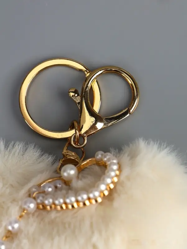 Пушистик на кольце "Сердце с жемчужной подвеской" белый 13х9 см