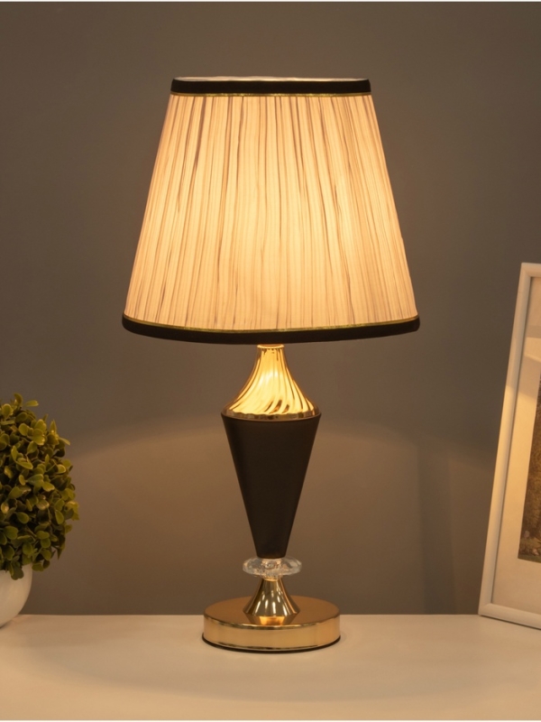 Лампа настольная «Барин» 1х40Вт Е27 черный/золото 25х25х47см Лампа настольная «Барин» 1х40Вт Е27 черный/золото 25х25х47см