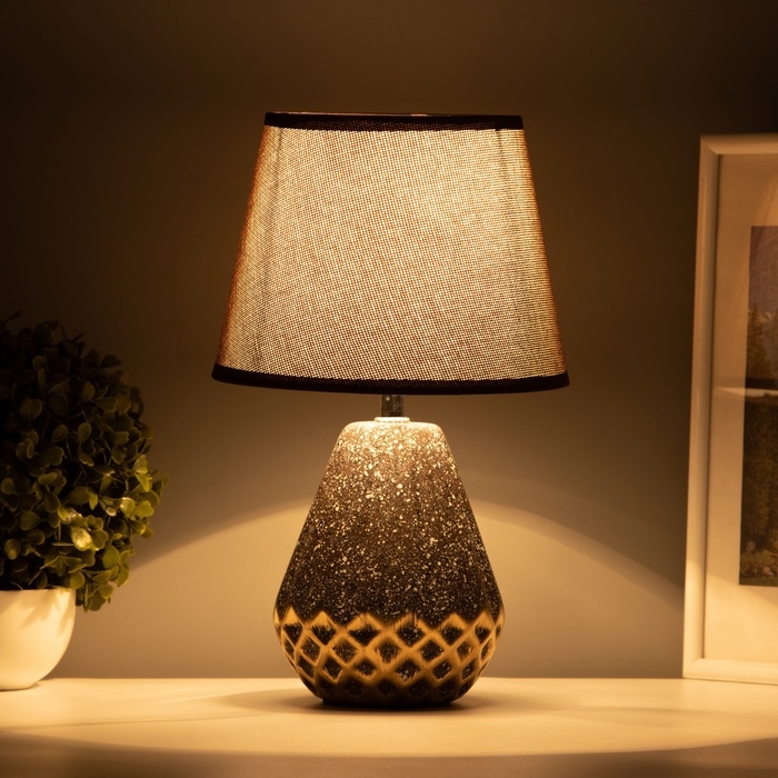 Настольная лампа с абажуром RISALUX «Виктория», 1×Е14, 40 Вт, кофейный/золото, 20×20×32 см Настольная лампа с абажуром RISALUX «Виктория», 1×Е14, 40 Вт, кофейный/золото, 20×20×32 см