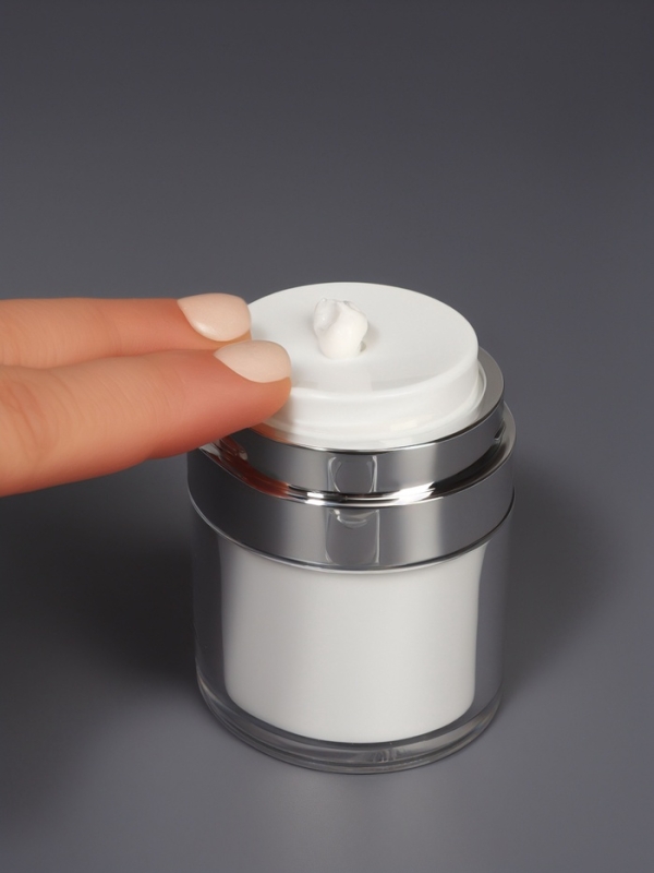 Бутылочка д/хранения с дозатором 30мл d5,5*7,2см бел/серебр накл ОТ Бутылочка д/хранения с дозатором 30мл d5,5*7,2см бел/серебр накл ОТ