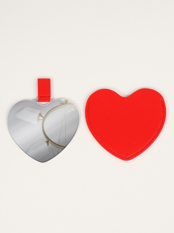 Зеркало сердце (1) б/увел 8,4*9,5см/7,5*9см кожзам/акрил крас пакет QF Зеркало сердце (1) б/увел 8,4*9,5см/7,5*9см кожзам/акрил крас пакет QF