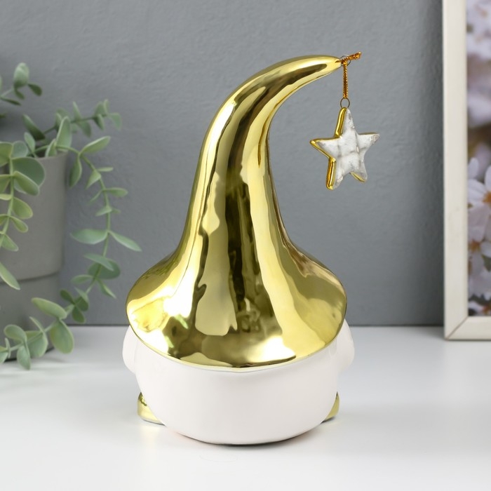 Сувенир керамика свет Сувенир керамика свет "Гном в золотом колпаке со звездой" белый 11,6х10,7х19,3 см