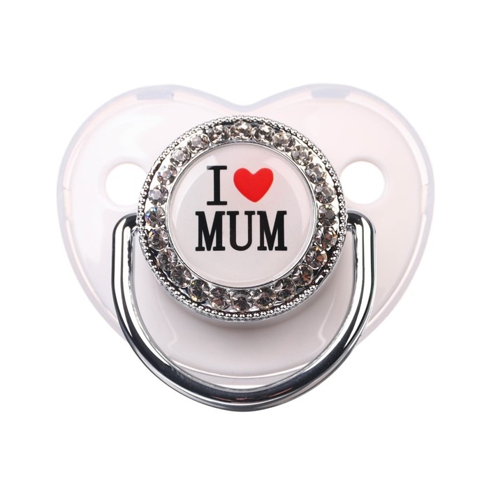 Соска - пустышка силиконовая ортодонтическая «I LOVE MUM», от 6 мес., с колпачком + держатель - цепочка, цвет белый/серебро, стразы