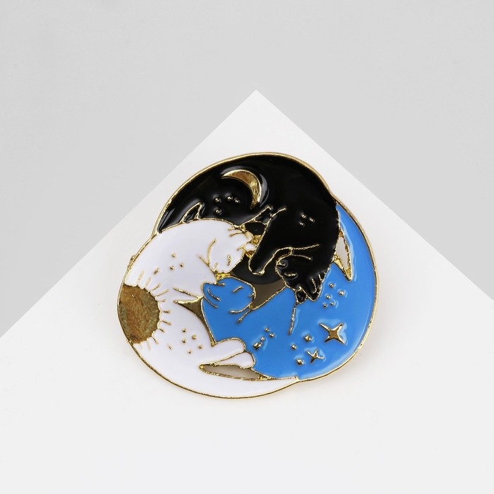 Значок «Небесные коты», цветной в золоте Значок «Небесные коты», цветной в золоте