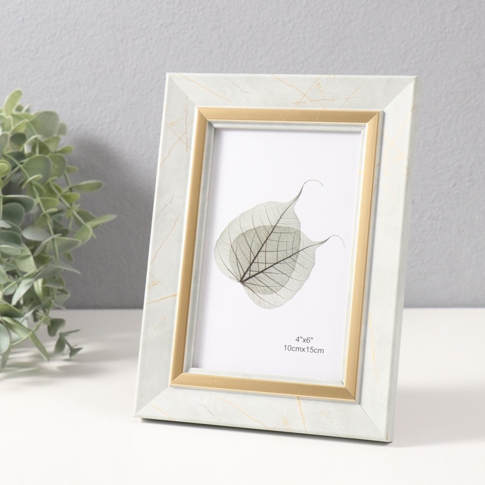 Фоторамка пластик 10х15 см Фоторамка пластик 10х15 см "Вайолетт" светло-серая с золотой полосой 1,5х14,4х19,4 см