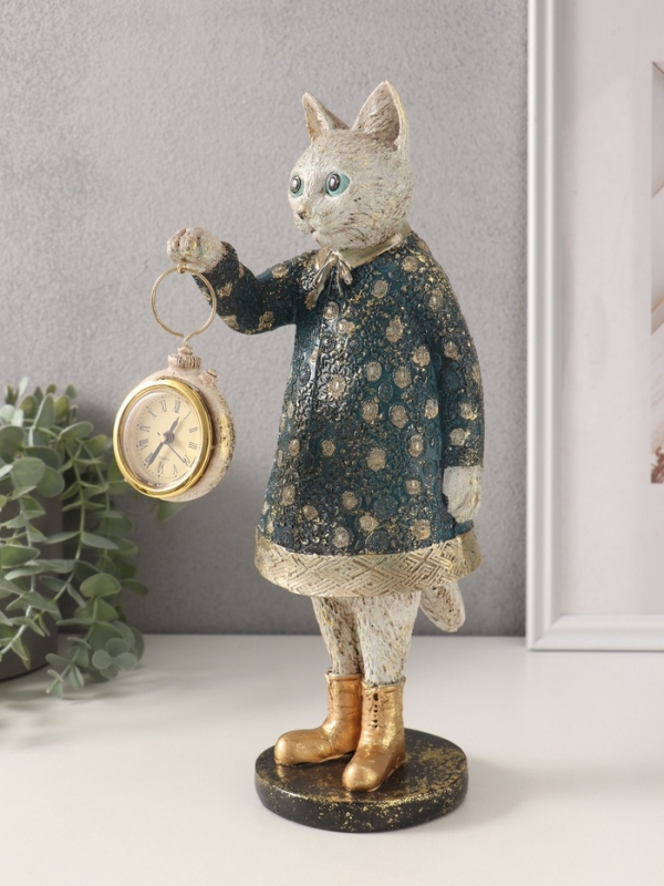 Сувенир полистоун с часами Сувенир полистоун с часами "Кошка в пальто" 11,5х14х30 см