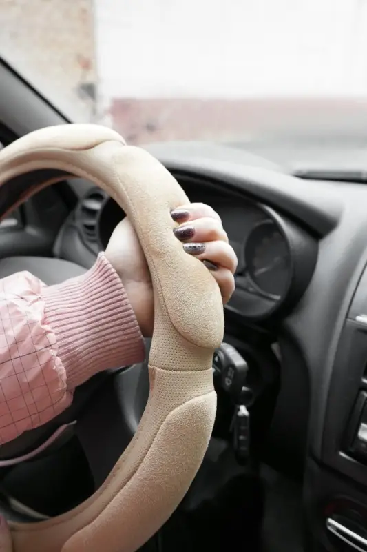 Спонжевая оплетка руля AVS SP-426M-BE ( размер M, бежевый) - Серия "Sponge"