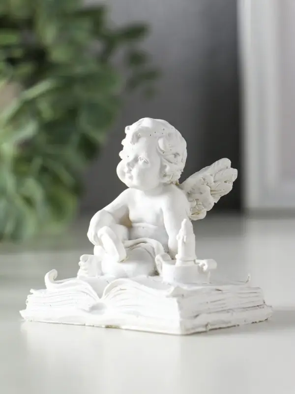 Сувенир полистоун "Ангелок с лупой на книге" белый 7,7х5х7 см