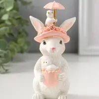 Сувенир полистоун "Белая зайка в розовой цветочной шляпке с зонтиком и цыплятами" 14,5 см