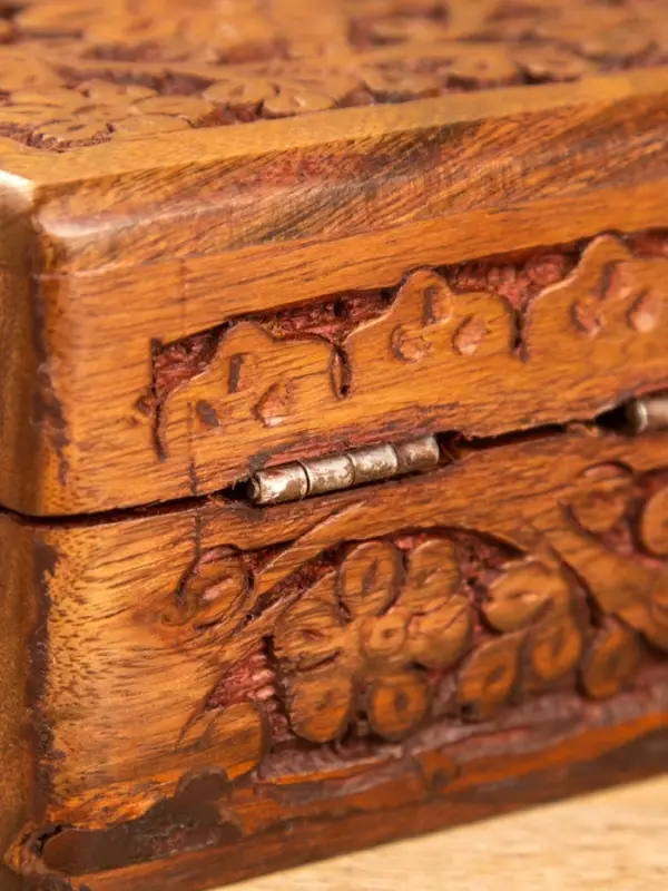 Шкатулка резная 10х10х6 см, дерево шишам Шкатулка резная 10х10х6 см, дерево шишам