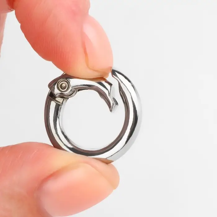 Кольцо-карабин, d=13/20 мм, толщина - 3.5 мм, цвет серебряный Кольцо-карабин, d=13/20 мм, толщина - 3.5 мм, цвет серебряный