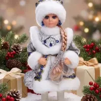 Снегурочка под ёлку &laquo;Зимнее волшебство. В пышной шубке&raquo; с синими украшениями, 30 см