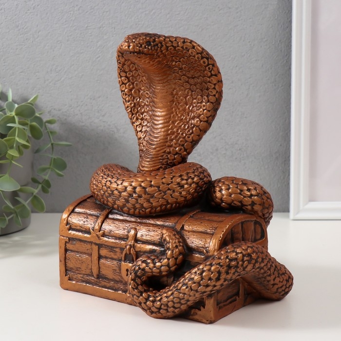 Фигурка Фигурка "КОБРА НА СУНДУКЕ 20 х17 х 12 см.