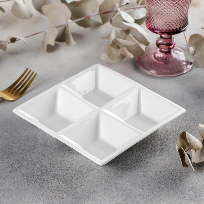 Менажница фарфоровая 4 ячейки Wilmax, 15×15 см, цвет белый Менажница фарфоровая 4 ячейки Wilmax, 15×15 см, цвет белый