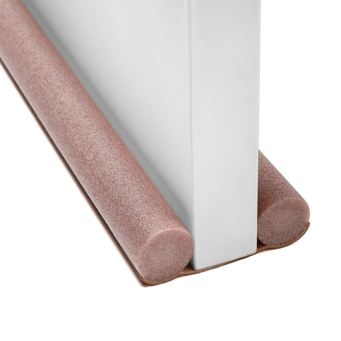 Защита от сквозняка и пыли ТУНДРА, 95х10 см, цвет коричневый Защита от сквозняка и пыли ТУНДРА, 95х10 см, цвет коричневый