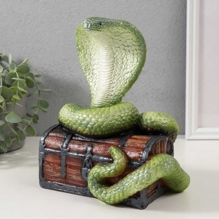 Фигурка Фигурка "КОБРА НА СУНДУКЕ" 20 х 17 х 12 см.