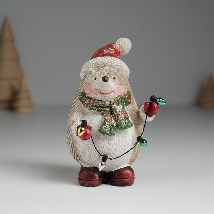 Сувенир полистоун  Сувенир полистоун "Ёжик в красном колпаке и зелёном шарфике" МИКС 6,5х6,5х10,2 см