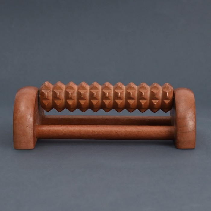 Массажёр для ног «Барабан», 1 ролик с шипами, деревянный, 14,5 × 8,2 × 5 см Массажёр для ног «Барабан», 1 ролик с шипами, деревянный, 14,5 × 8,2 × 5 см