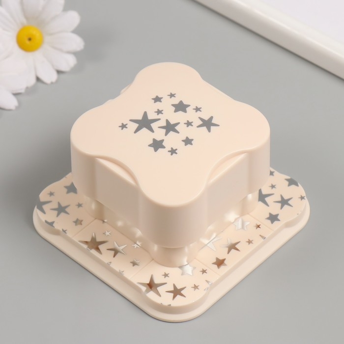 Дырокол фигурный рисунок 3,8х3,8 см Дырокол фигурный рисунок 3,8х3,8 см "Россыпь звёзд" 6.1х6,1х4,1 см