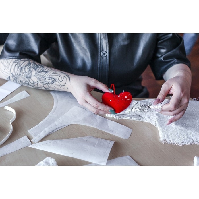 Игольница с петлёй «Сердце», 8,5 × 6,5 × 3,5 см, цвет красный Игольница с петлёй «Сердце», 8,5 × 6,5 × 3,5 см, цвет красный