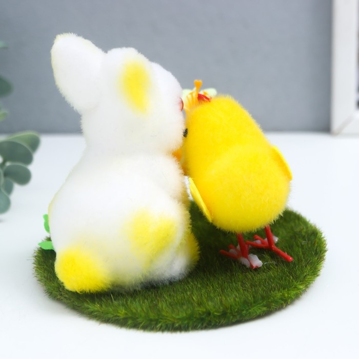 Сувенир пасхальный Сувенир пасхальный "Кролик и два цыплёнка на травке с цветком" 12х12х10,5 см