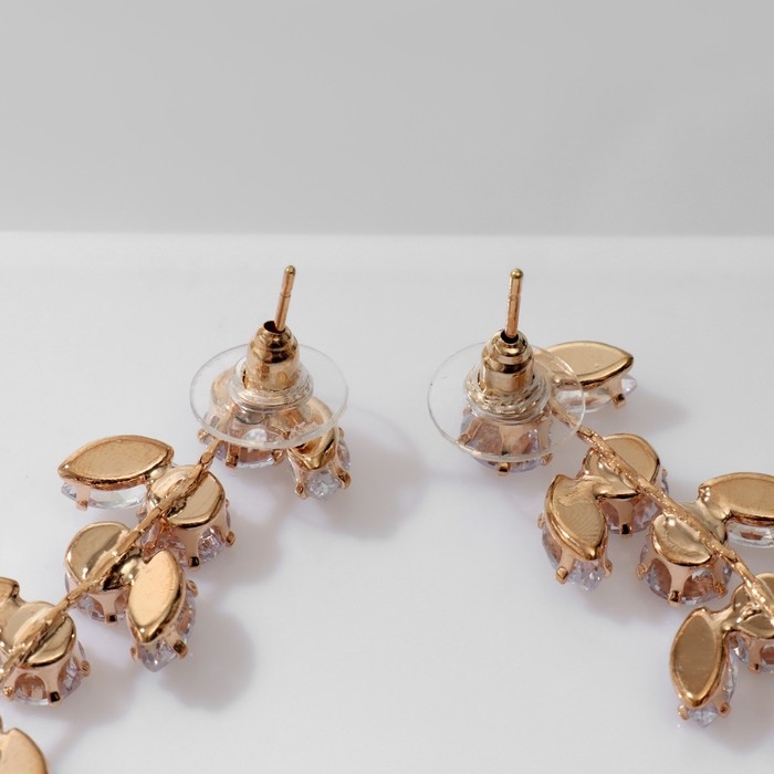 Серьги висячие со стразами «Гроздь» с листьями, цвет белый в золоте, 8 см