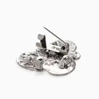 Зажим для кардигана "Ажур", узел, цвет белый в чернёном серебре Зажим для кардигана "Ажур", узел, цвет белый в чернёном серебре