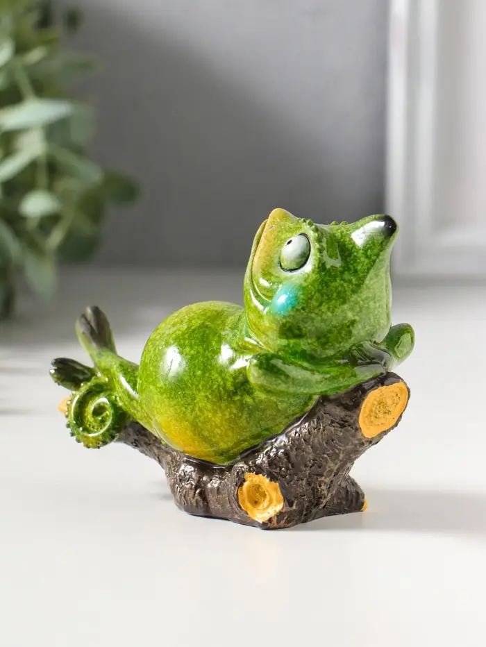 Сувенир полистоун лак "Хамелеон отдыхает на лежаке" зелёный 10,8х6х8,2 см