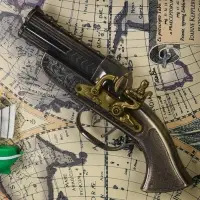 Сувенирное изделие - панно настенное в раме "Карта. Револьвер и корабль" 26х36х5 см