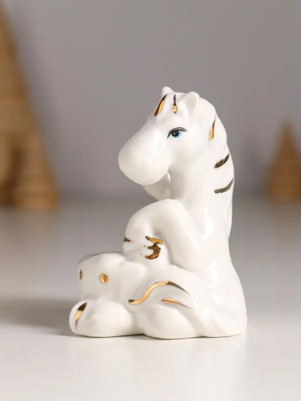 Сувенир керамика "Конь с подарком" белый с золотом 6,5х5,5х7,5 см