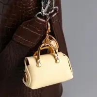 Брелок кожзам с карабином, с кистью "Саквояж" сливочный 7,5х4х7 см Брелок кожзам с карабином, с кистью "Саквояж" сливочный 7,5х4х7 см